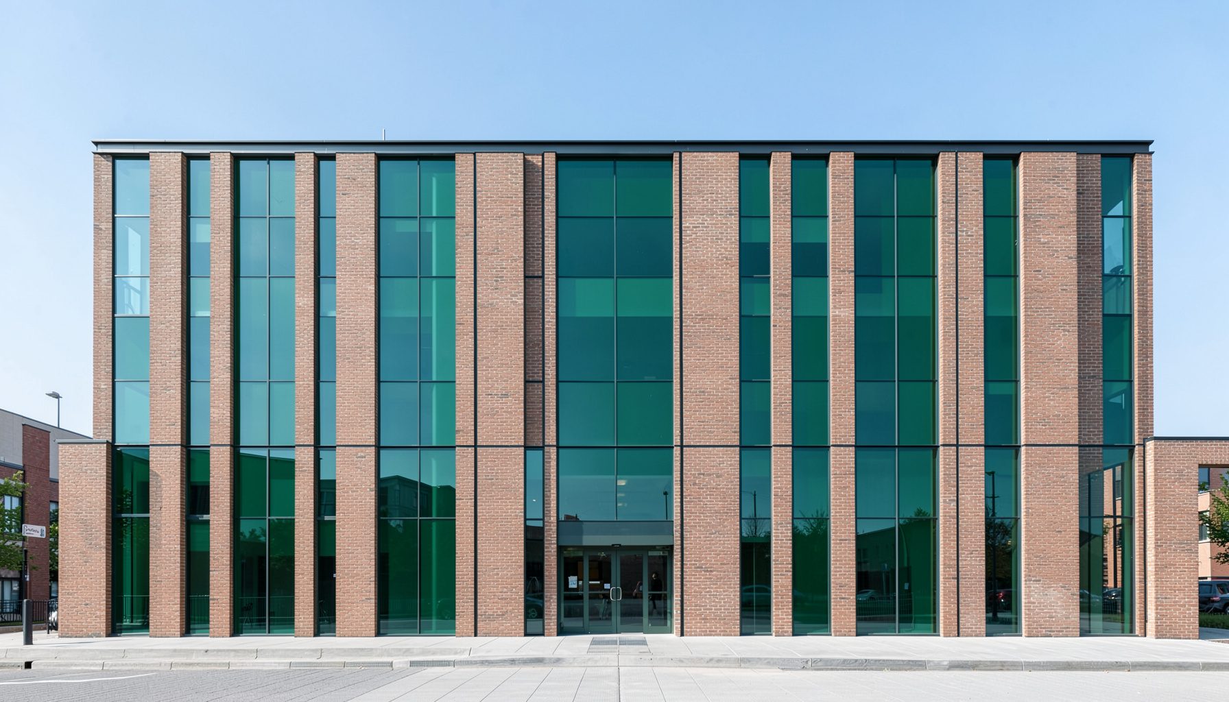Façade d'un bâtiment commercial moderne en brique et verre, lignes épurées et symétriques, sous un ciel bleu clair, tons neutres et professionnels.